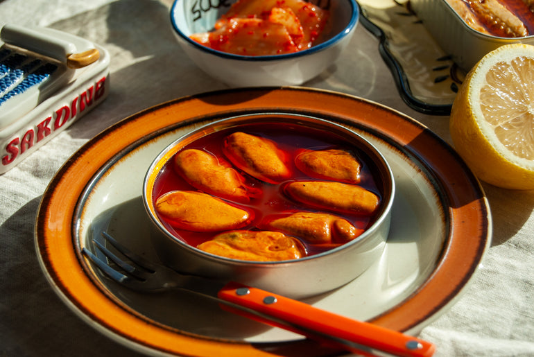 Open tin shot of La Curiosa Mussels